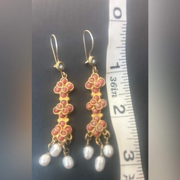 Coral stone, gold tone and freshwater pearl earrings - Picture 3 of 4